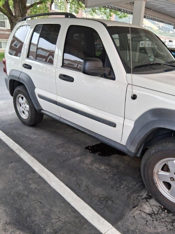 2007 jeep liberty 4x4 sold as complete only. needs cylinder head.