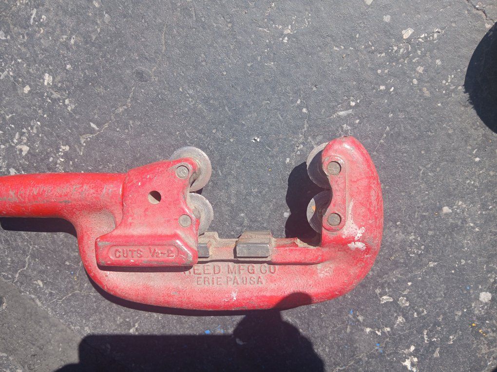 Reed pipe cutter