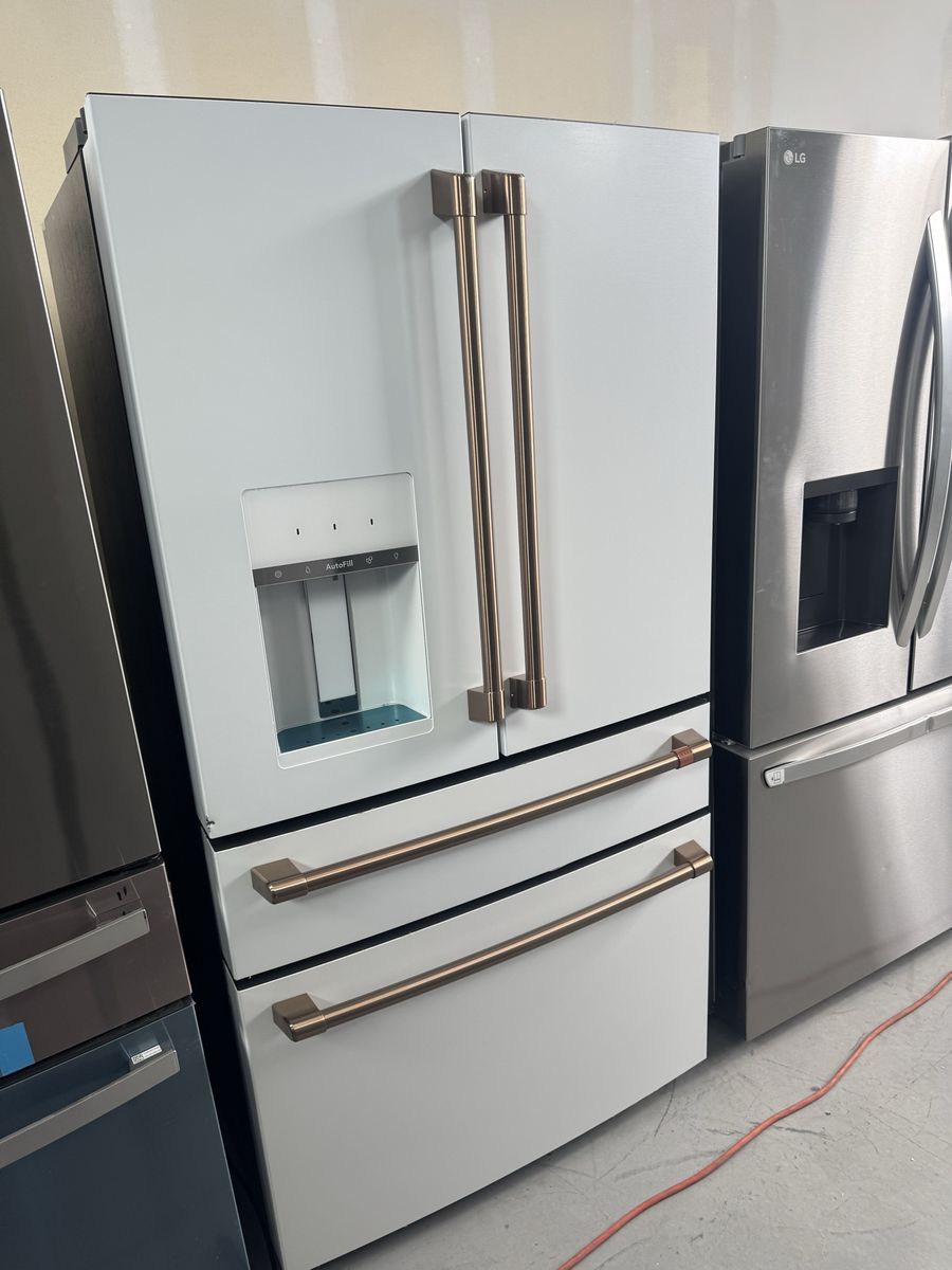 Floor model CAFÉ™ ENERGY STAR 22.3 Cu. Ft. Smart Counter-Depth 4-Door French-Door Refrigerator