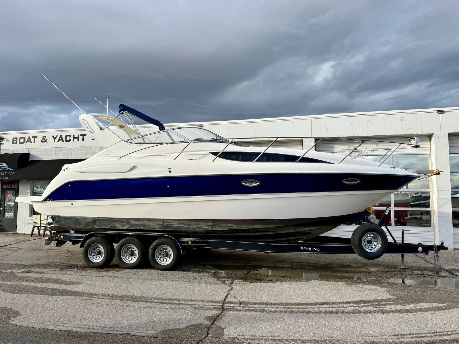 2005 30' Bayliner Cruiser 305 Sunbridge