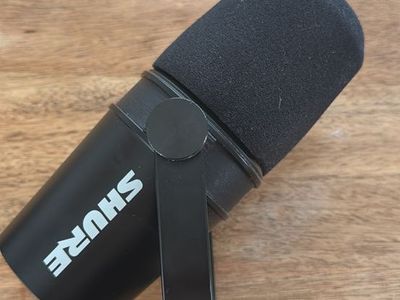 Shure MV7X Full Setup (Mic + Arm + Cable)
