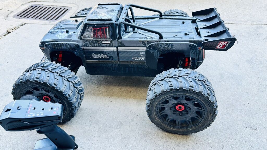 Arrm Outcast EXB 1/5 Scale 8S Monster Stunt Truck