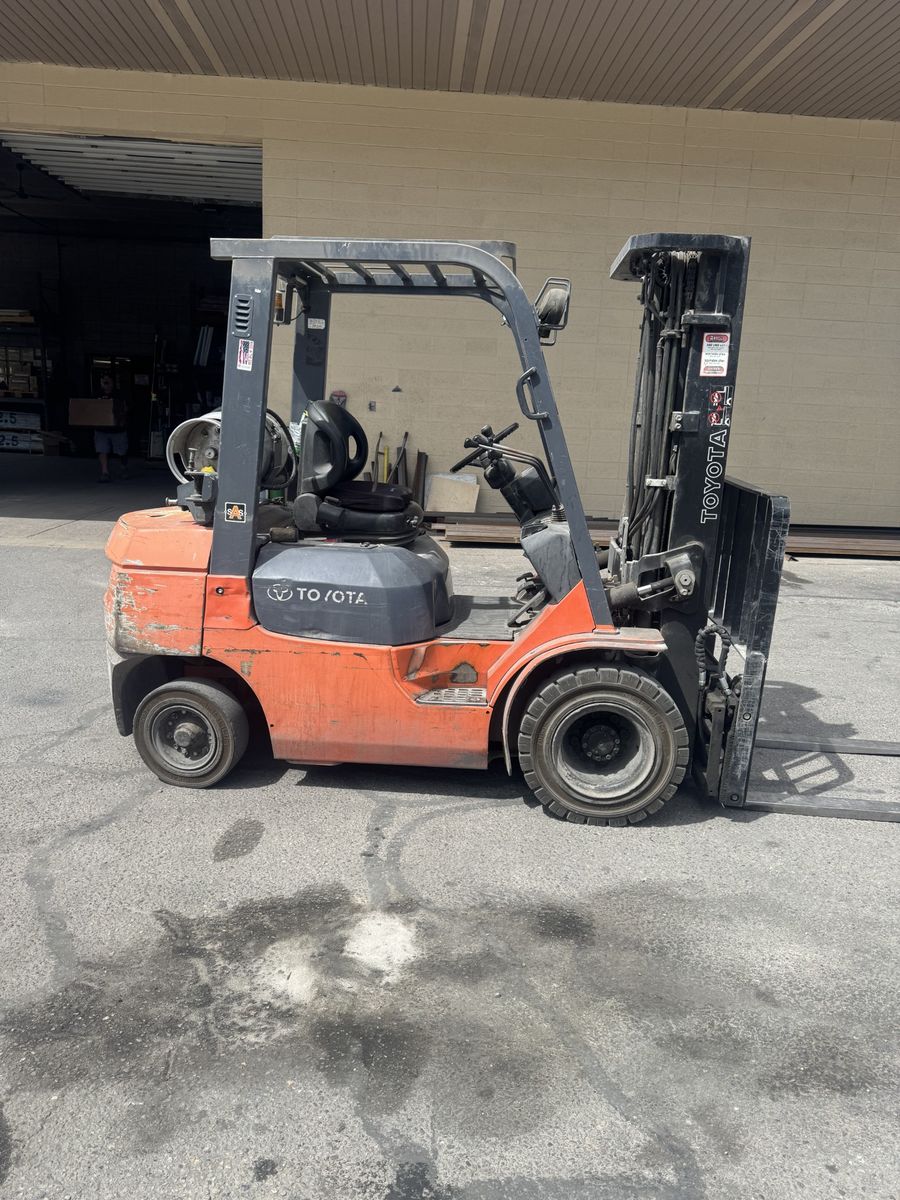 2004 Toyota 7FGU25 5000 LB Forklift (As Is)