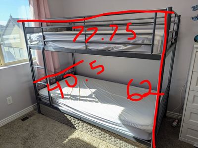 Twin bunk bed with 2 mattresses