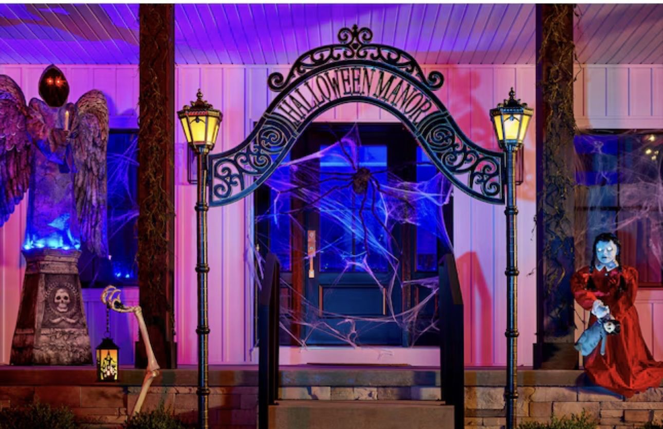 8 FT HALLOWEEN MANOR ARCHWAY W/ LIGHTED LANTERNS – LIKE NEW – $250