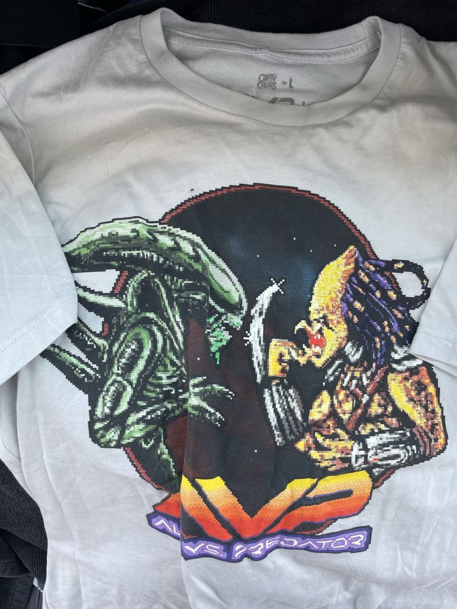 Cavity Colors Alien vs. Predator Pixel Art T-Shirt Size Large Sci-Fi Horror Gaming Tee