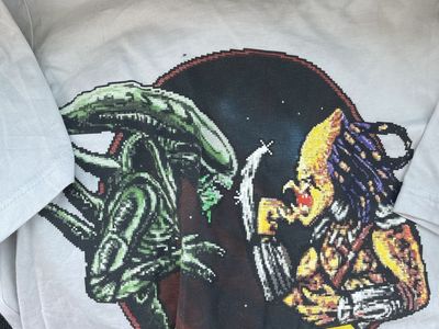 Cavity Colors Alien vs. Predator Pixel Art T-Shirt Size Large Sci-Fi Horror Gaming Tee
