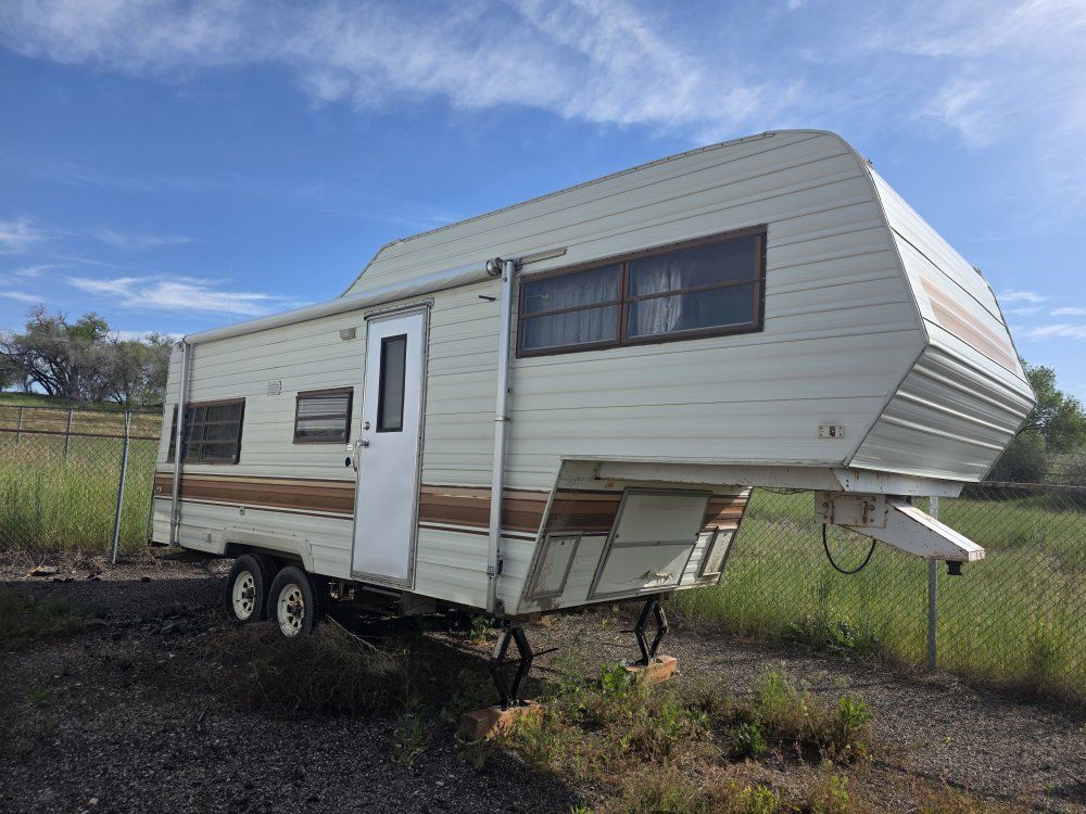 1983 5th wheel trailer 26"