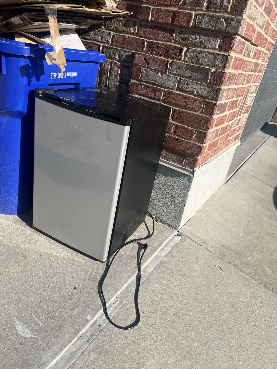 Free fridge ** doesn’t cool
