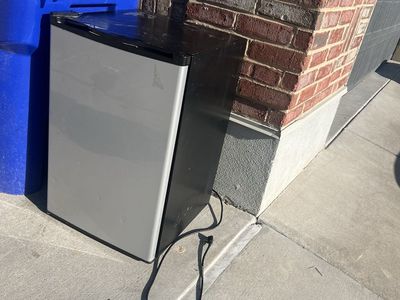 Free fridge ** doesn’t cool
