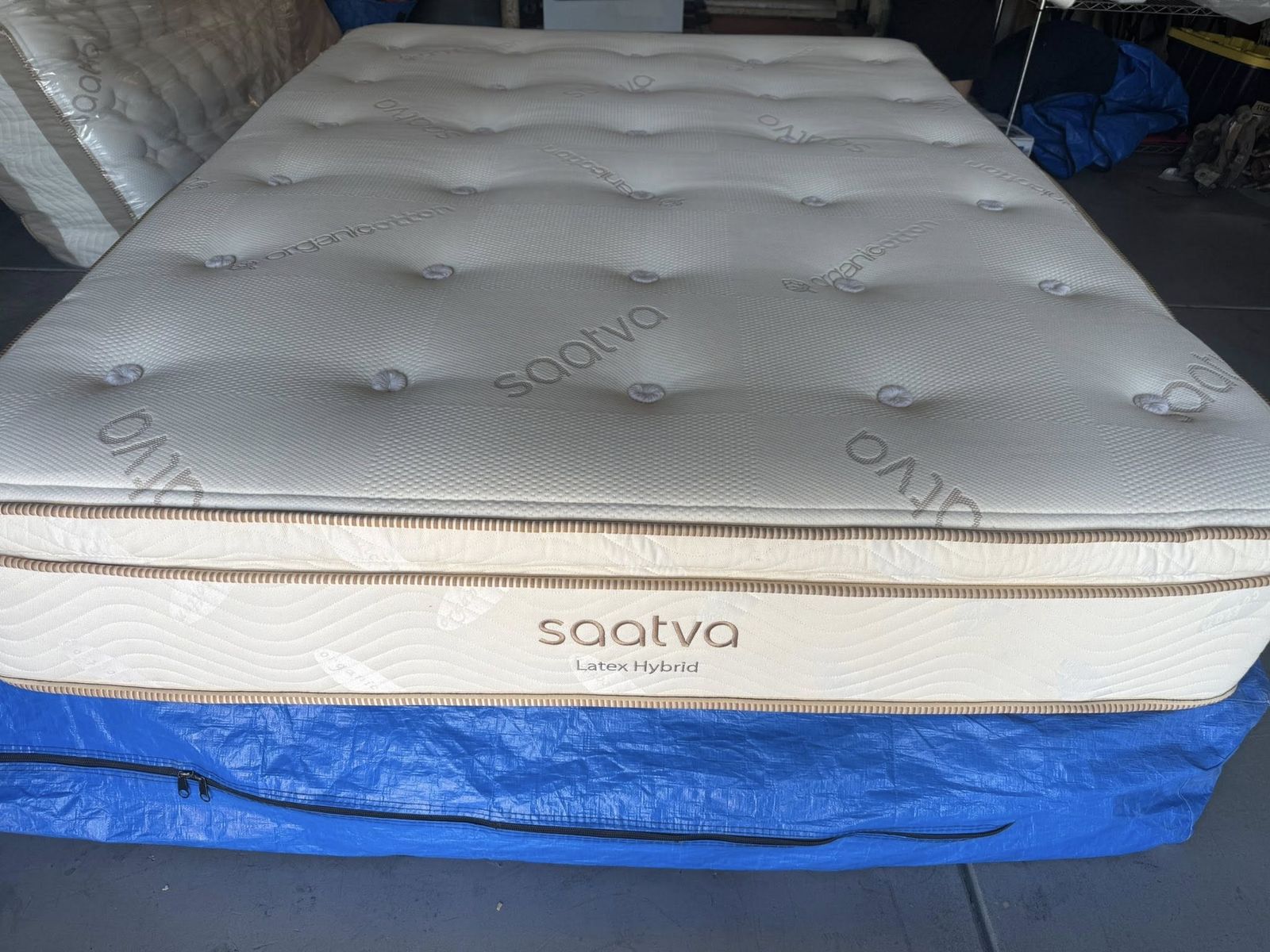 King Mattress, Latex Hybrid, Saatva, Like New, Excellent Condition!!