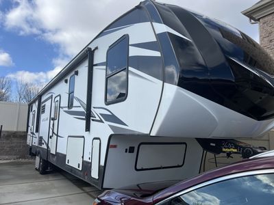 2021 Dutchman Atlas 3602LFKB 5th Wheel