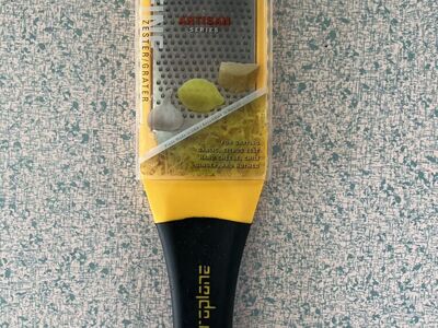 Like New Microplane Artisan Fine Cheese Grater Zes