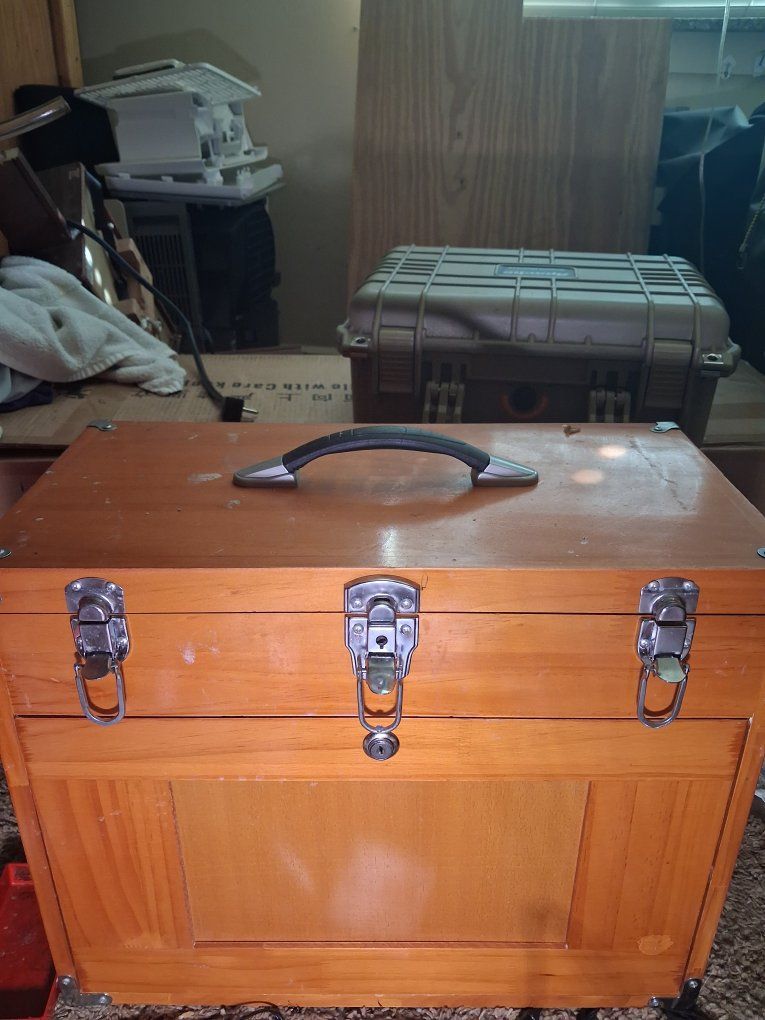 Windsor Design 8-Drawer Wood Tool Chest.