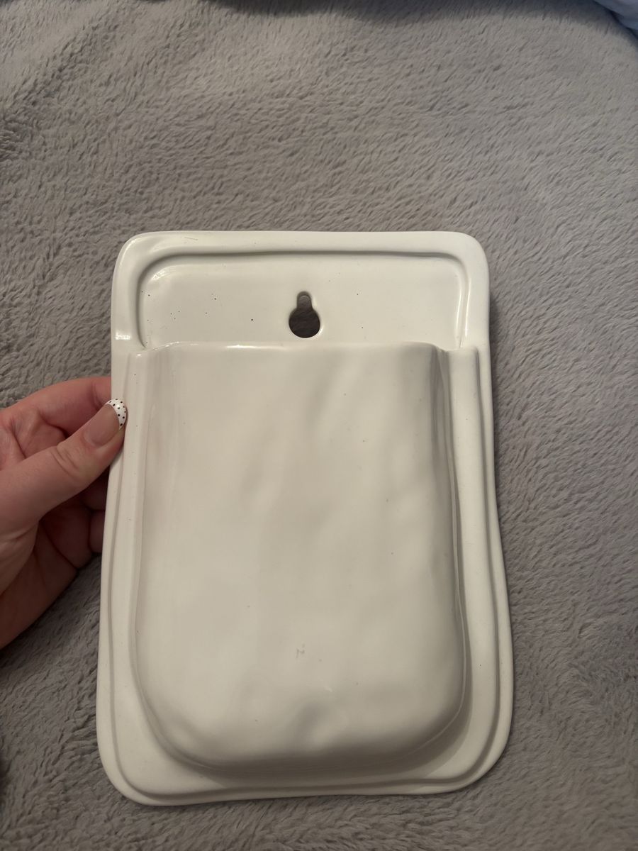 Wall-mounted storage pocket