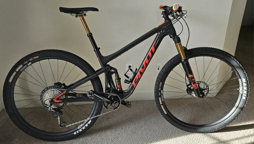 Pivot Mach 4 SL Medium Mountain Bike