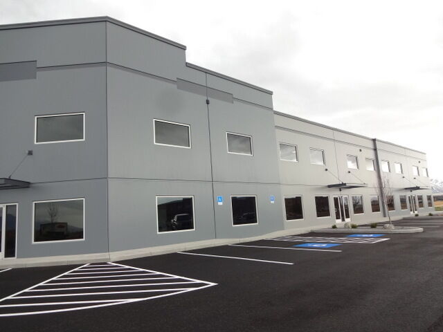 UPSCALE WAREHOUSE, OPEN SPACE, 2-RESTROOMS, HIGH BAY DOOR, GREAT LOCATION, MANUFACTURING, INDUSTRIAL / RETAIL, LARGE WINDOWS!