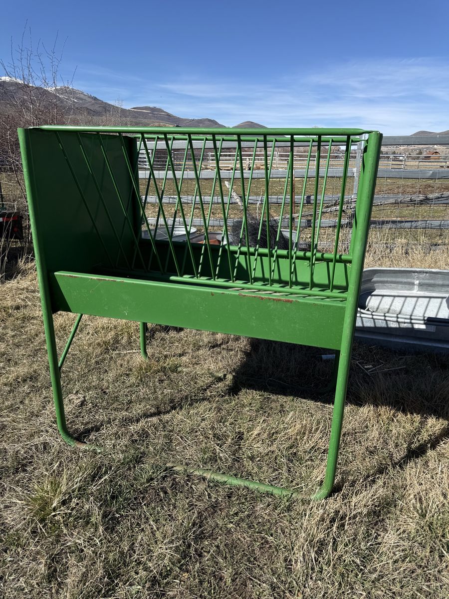 Powder River 5 ft. V Rack Horse Feeder