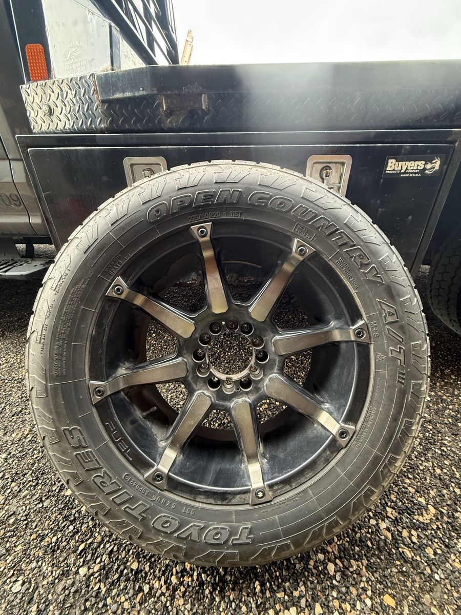 Toyo Open Country A/T III 275/60R20 Tire on Fuel Off-Road Wheel