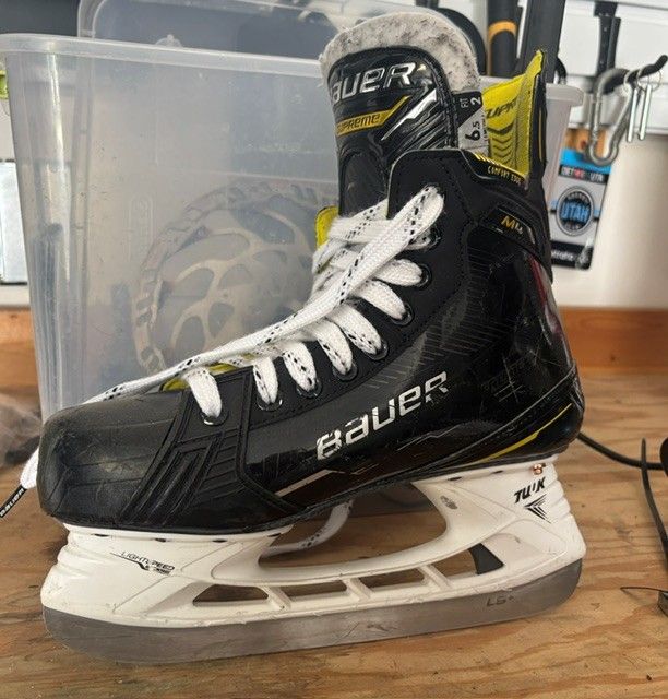 Bauer Supreme hockey skates
