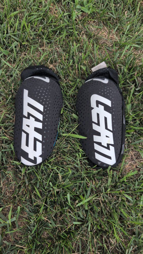 Leatt Mountain Bike Cycling Elbow Guards / Pads - Black