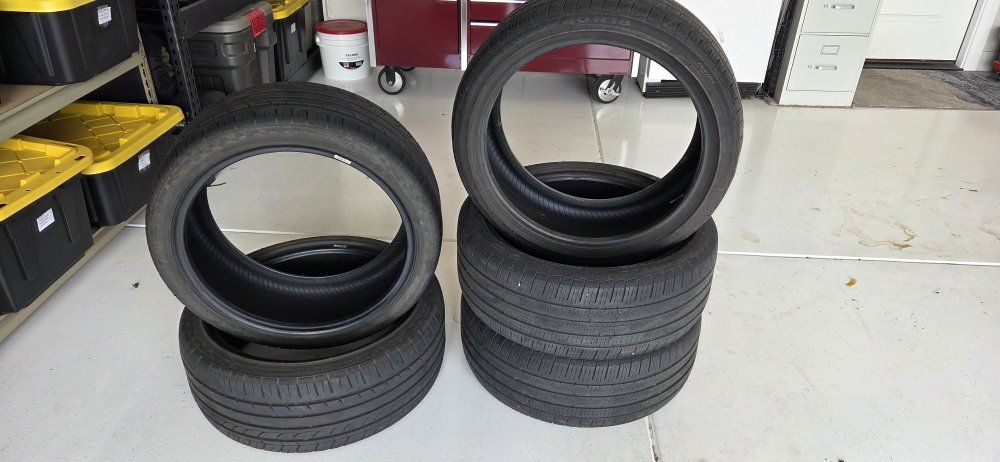Pirelli / Blackhwak 225/40R18