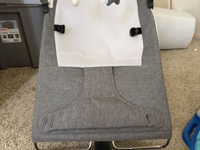 Baby Delight Alpine Deluxe Portable Bouncer - Grey, Excellent Condition
