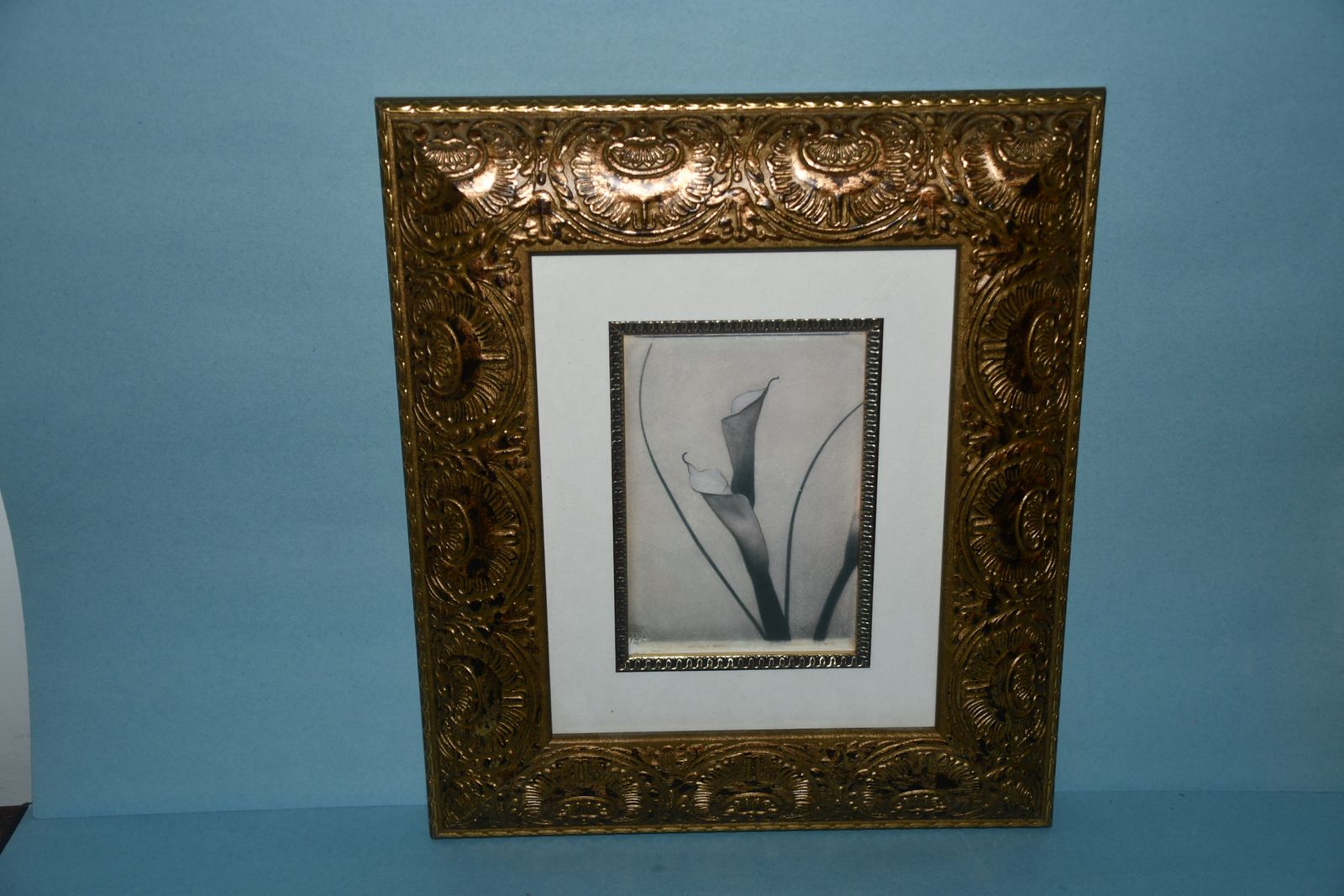 BEAUTIFUL GOLD PICTURE FAME ~ 12.5" x 14.5" ~ VERY PRETTY  DETAIL ~ HOLDS a 5" x 7" PICTURE ~ HANGERS