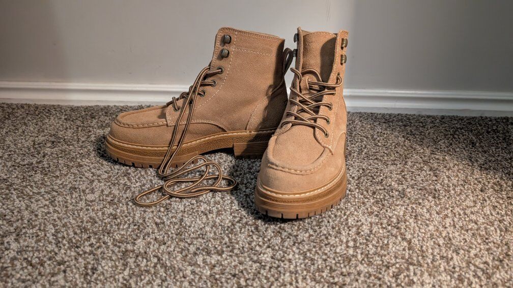 Roxy tan suede lace-up boots