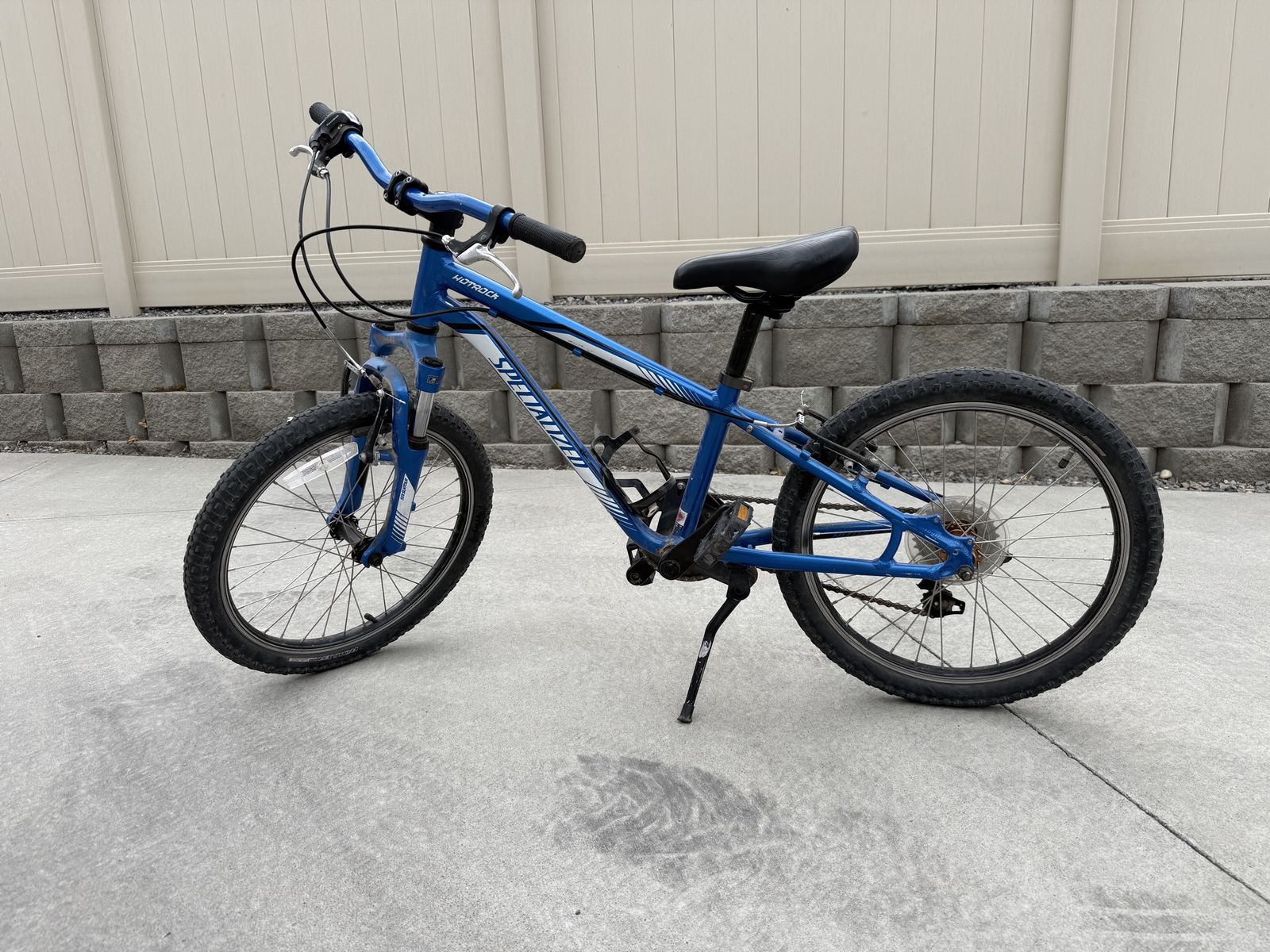 Specialized Hotrock Kids Mountain Bike Blue Front Suspension. 20” wheels
