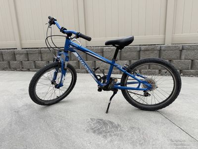 Specialized Hotrock Kids Mountain Bike Blue Front Suspension. 20” wheels