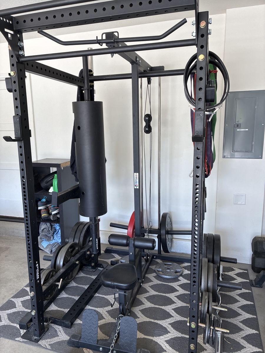 Titan Lat Pulldown Machine
