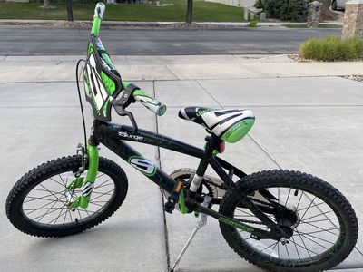 Surge 18-inch Kids' Green/Black Bicycle