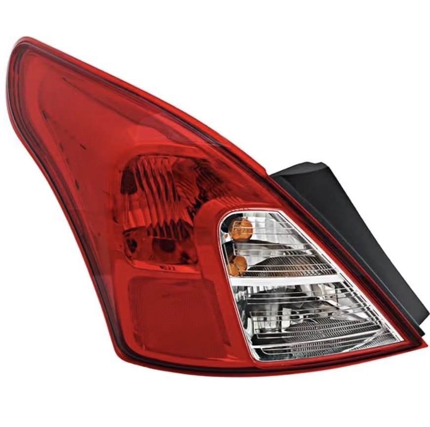 12-19 Nissan Versa drivers left side taillight