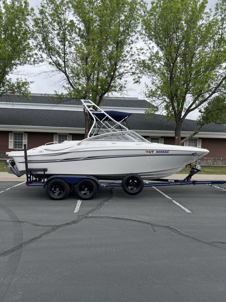 Four Winns 210 Horizon Boat