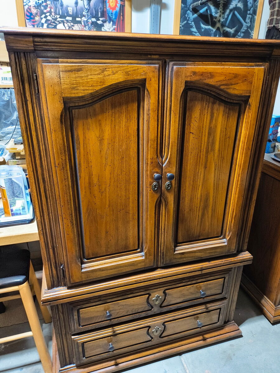 : Vintage Ashley Furniture B500 Series Bedroom Set - Mediterranean Style - 5 Pieces