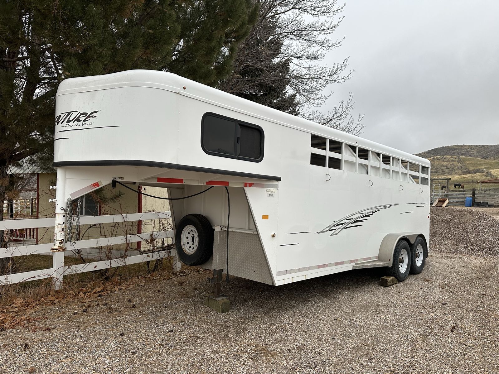 Adventure 20' Gooseneck Horse Trailer - Excellent Condition, Dual Axle