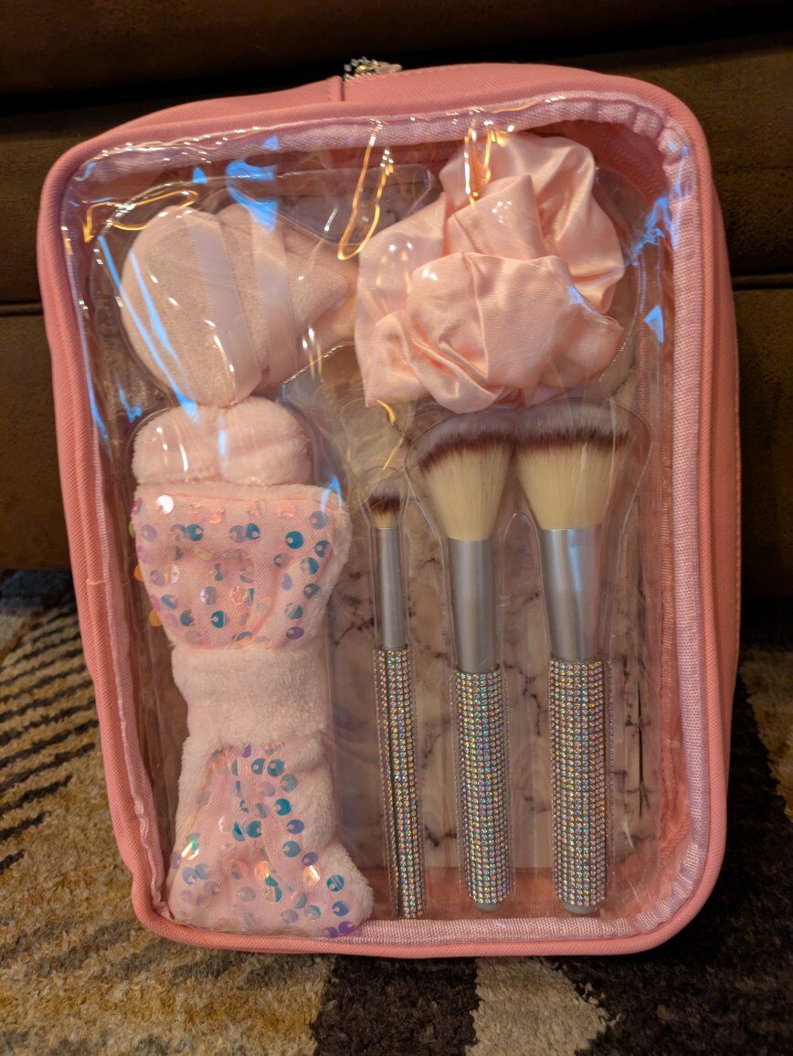 NEW 9 pc beauty set