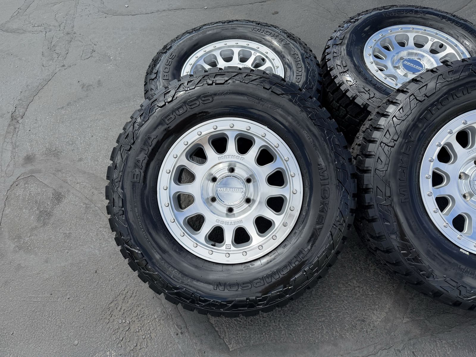 17" Method 709 6 Lug 6x5.5 33 Mickey A/T 285/70R17