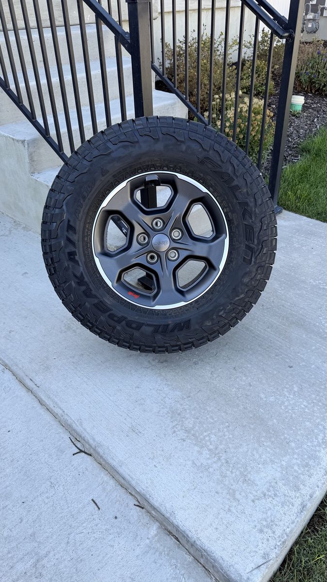 Jeep Gladiator Wrangler 285/70R17 Falken Wildpeak AT3W like new