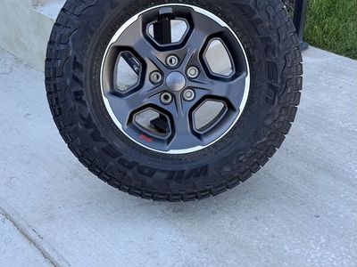 Jeep Gladiator Wrangler 285/70R17 Falken Wildpeak AT3W like new