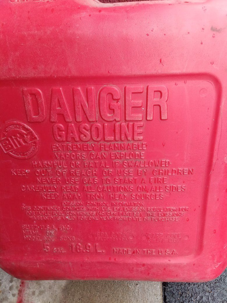 Quality Blitz 5 Gal Gas Can With Poor Handle In Go