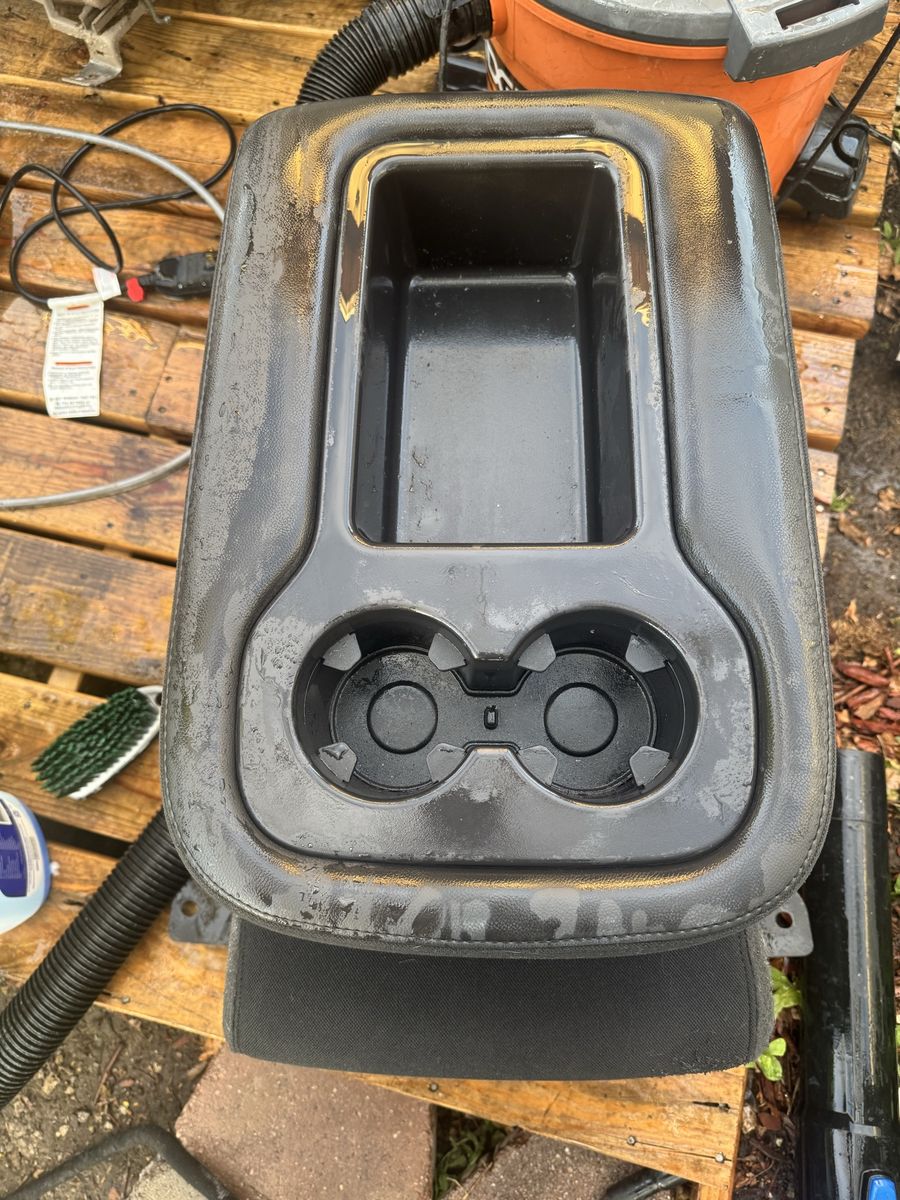 GMC SIERRA AND CHEVROLET SILVERADO CENTER CONSOLE SEAT 2007-2014