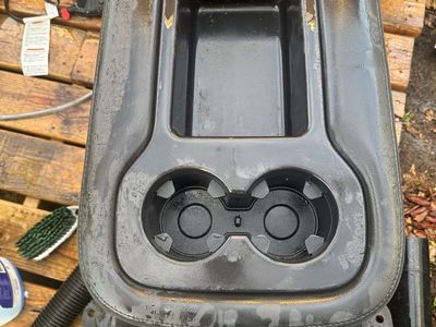 GMC SIERRA AND CHEVROLET SILVERADO CENTER CONSOLE SEAT 2007-2014