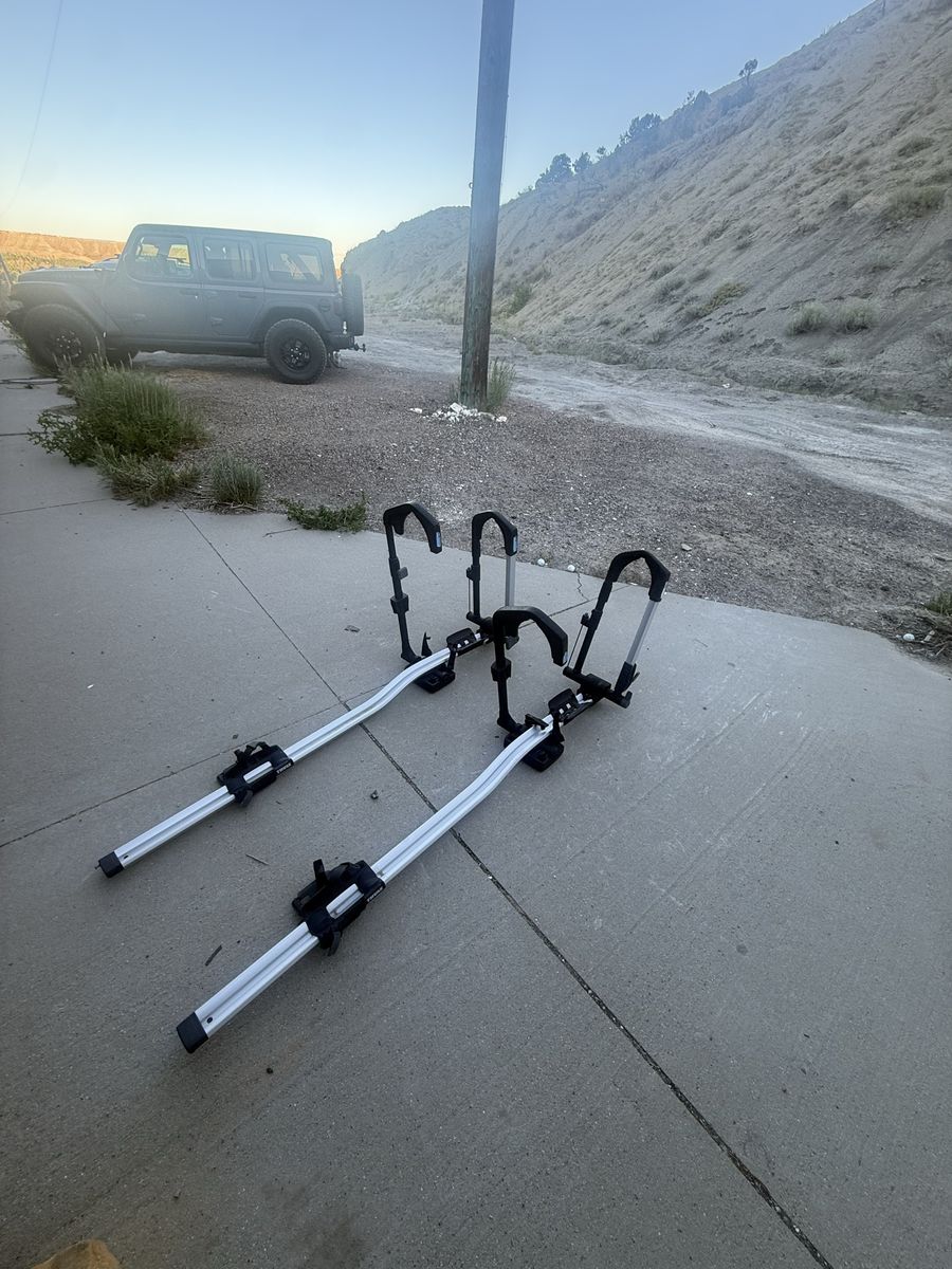 Thule rooftop bike rack like new motivated to sell