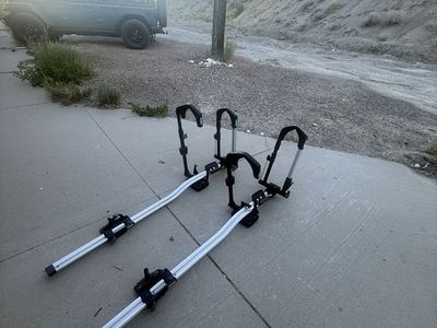 Thule rooftop bike rack like new motivated to sell