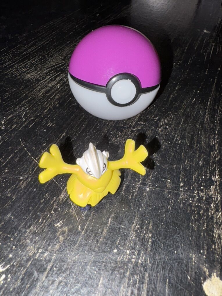 2005 Pokemon Clip And Go Pokeball And Figure Colle