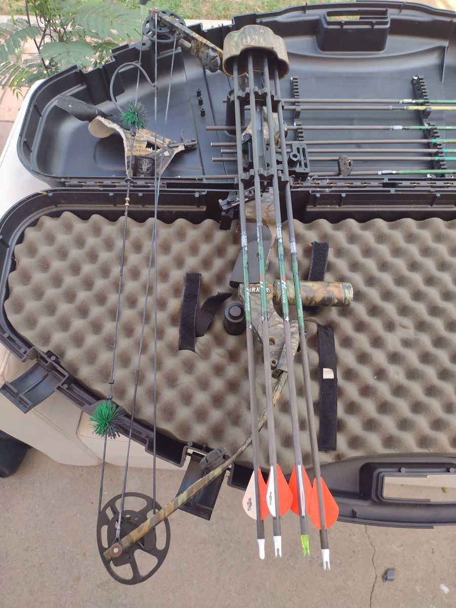Parker Compound Bow Camo Hunting Bow with Hard Case and Arrows