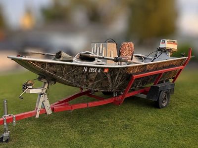 1975 Aluminum Jet Boat with Johnson 115 2-Stroke Motor and Oars