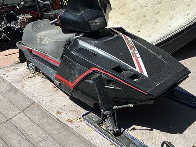 Running snowmobiles Yamaha Phazer Arctic cat wildcat